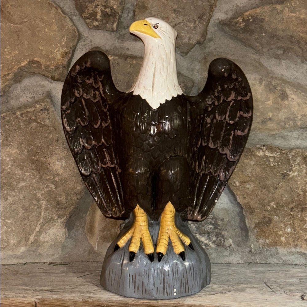 VTG Majestic 70s Brown and White Eagle ceramic Sculpture. 15 in high